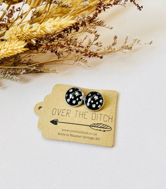 Clip-on - Tiny daisies on black