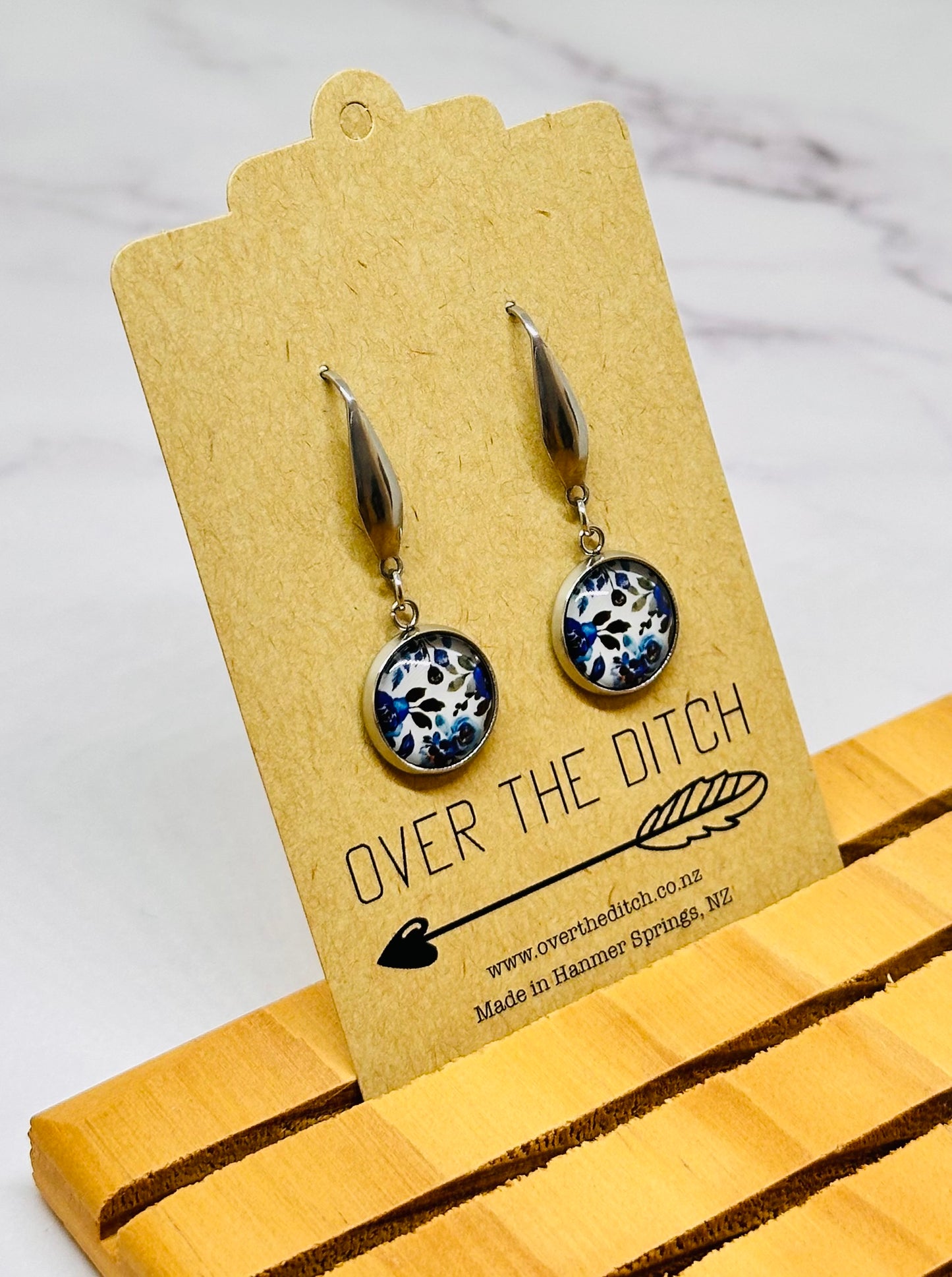 Pendants - Blue flowers on white