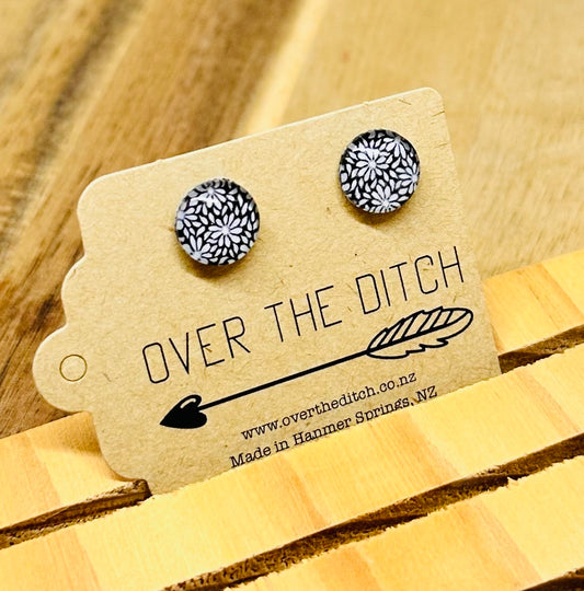 Domes - Black & white daisy 10mm