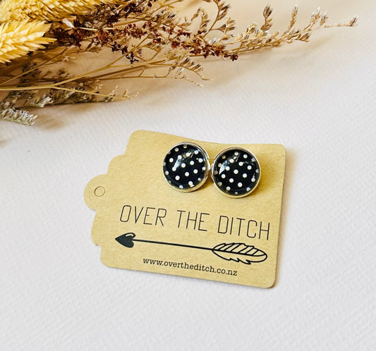 Clip-on - White dotted on black