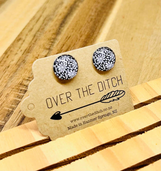 Domes - Black and white daisy