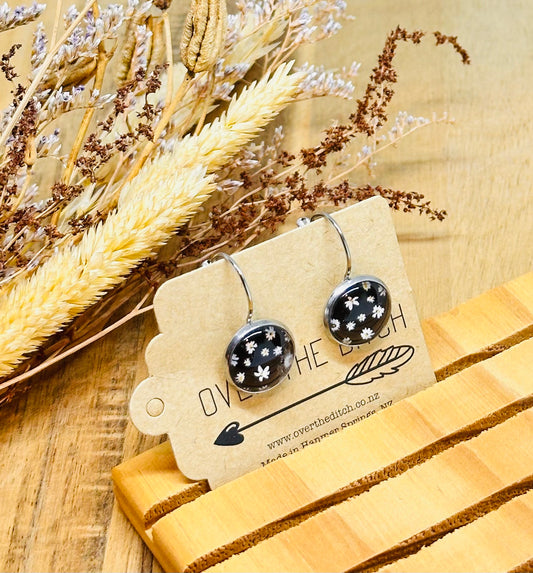 Drops - Tiny daisies on black