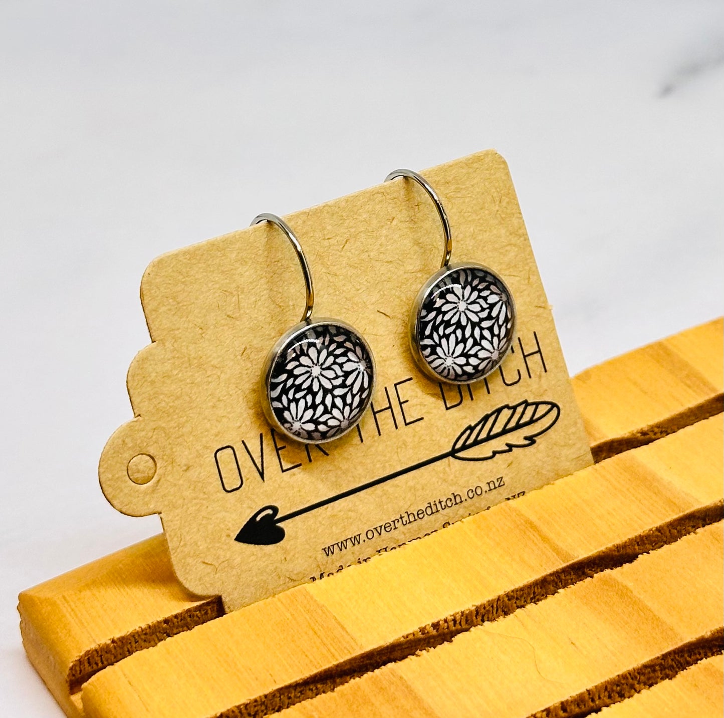 Drops - Black & white daisy