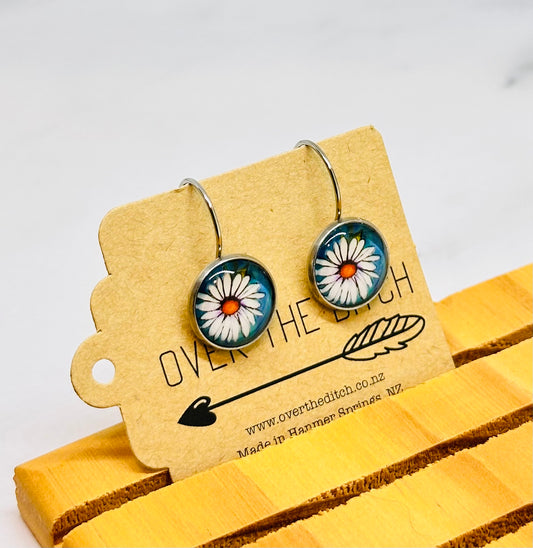 Drops - Daisy on blue