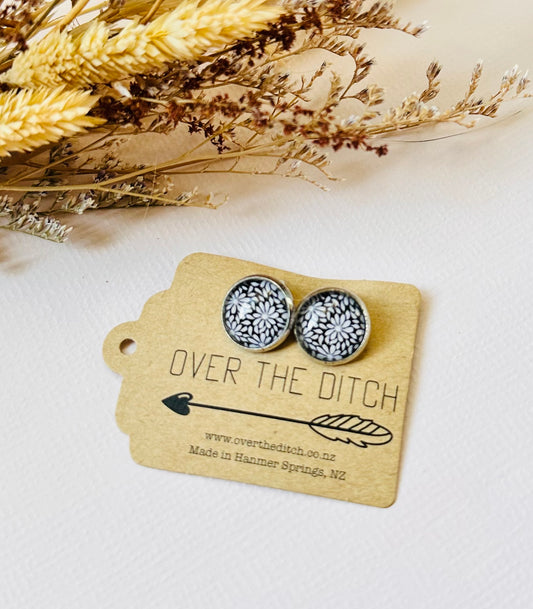 Clip-on - Black & white daisy